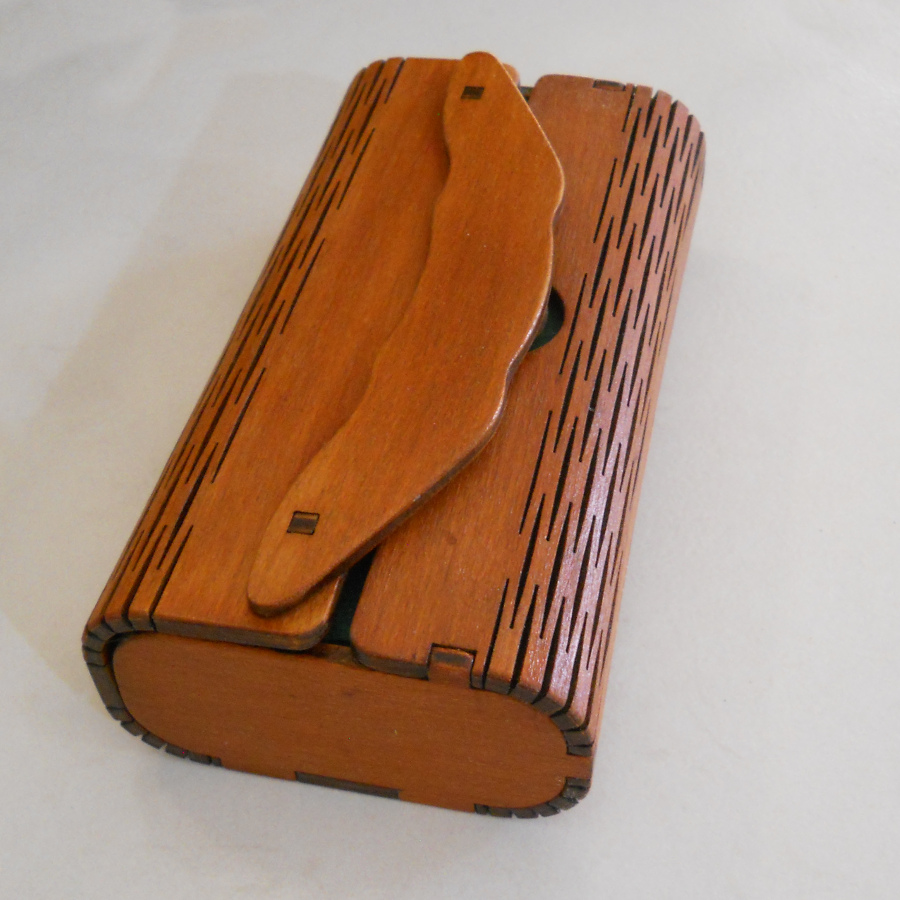 portaocchiali in legno mordenzato ciliegio
