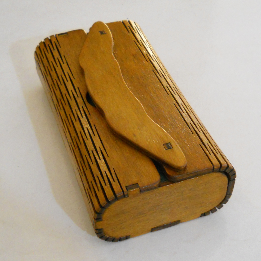 portaocchiali in legno mordenzato noce